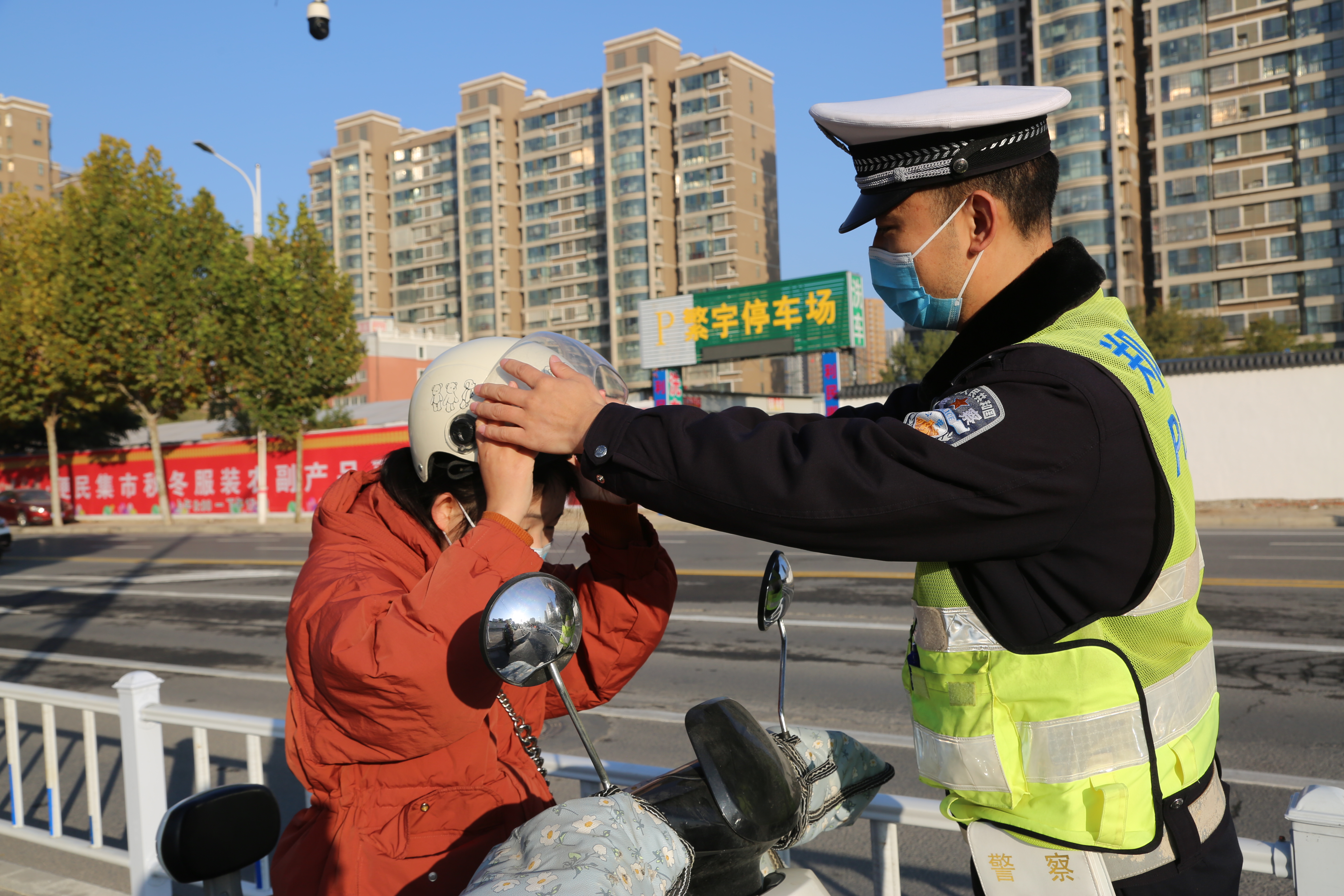 注意！郑州市骑车不戴头盔要打“小黄旗”执勤 坐机动车后排不系安全带会受罚